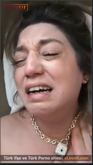 Kadın acıdan ağlıyor ama durmadan sikmeye devam